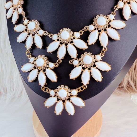 Vintage goldtone white statement bib necklace - Picture 5 of 6
